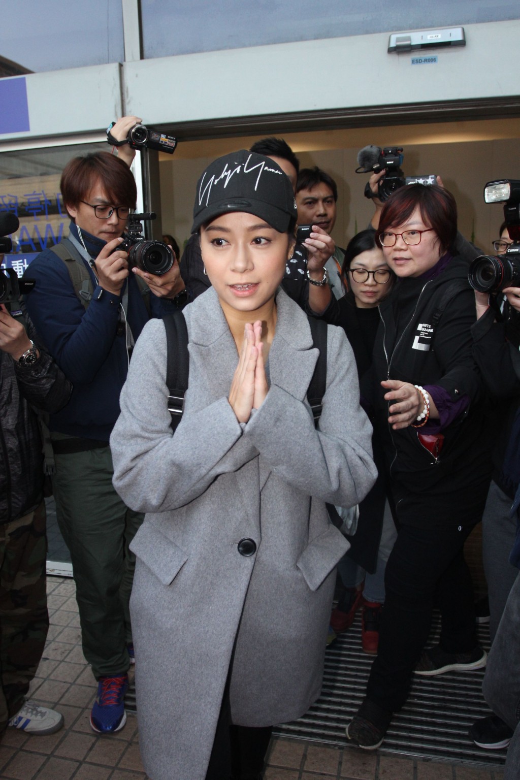 離港8個月的黃心穎返港，但仍然神隱兼不獲網民原諒！2022年7月透露自己與無線電視的藝員合約已結束，但復出依然無期。